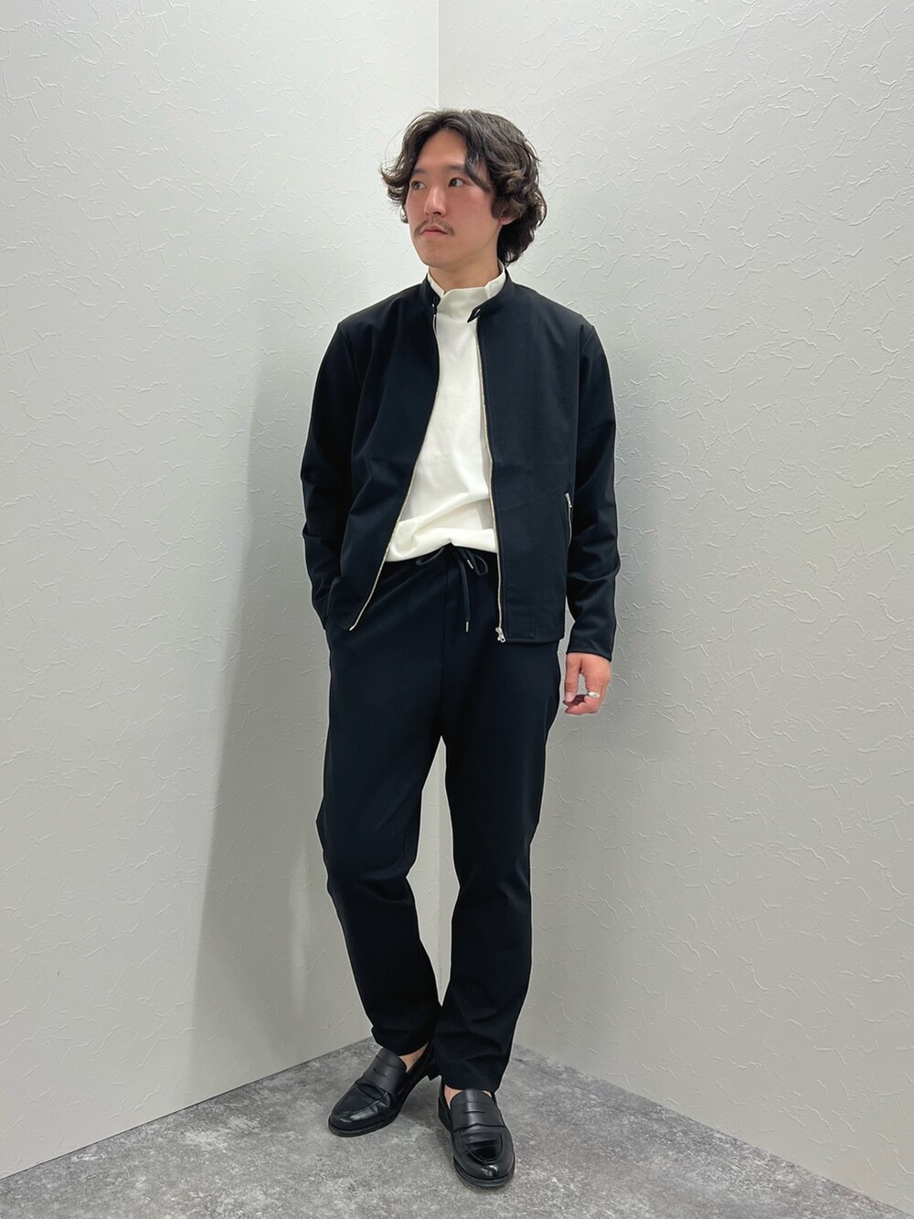 「シャツスタイル、大人コーデ、オトナカジュアル、春、キレイめカジュアル、おでかけコーデ、モノトーンコーデ、カジュアル、カジュアルコーデ、きれいめカジュアル、春コーデ、春夏コーデ、セットアップ、リラックススタイル、ローファー」｜「NOLLEY’Sの【ACTIVE SECT】《限定展開》ハイストレッチ シングルライダース 25SS（ブルゾン、ブラック系）」を使った、nishiokaさん（メンズ・169cm）の春コーディネートの5枚目の写真
