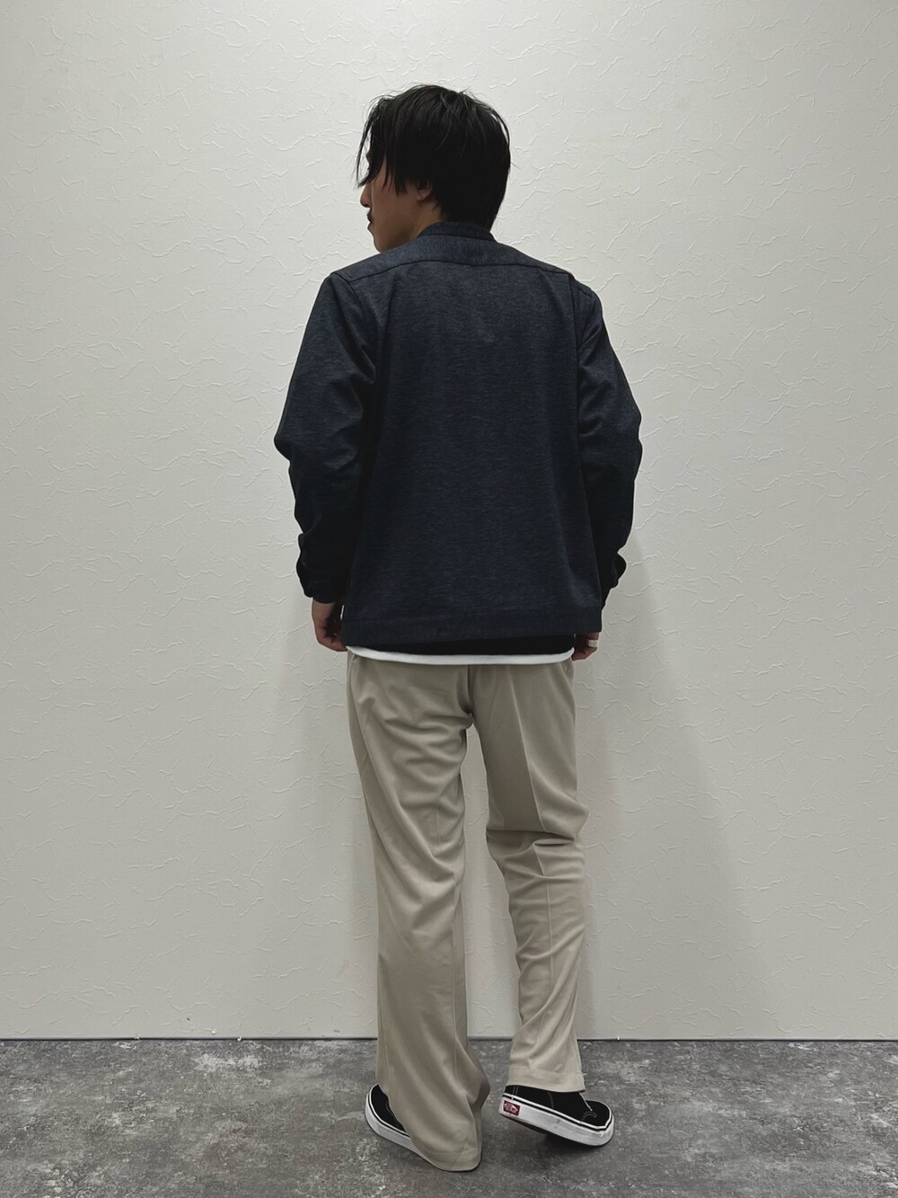 ブルー系のTシャツ/カットソー、ブルー系のブルゾン、ベージュ系のその他パンツを着用したメンズの秋コーディネートの5枚目の写真