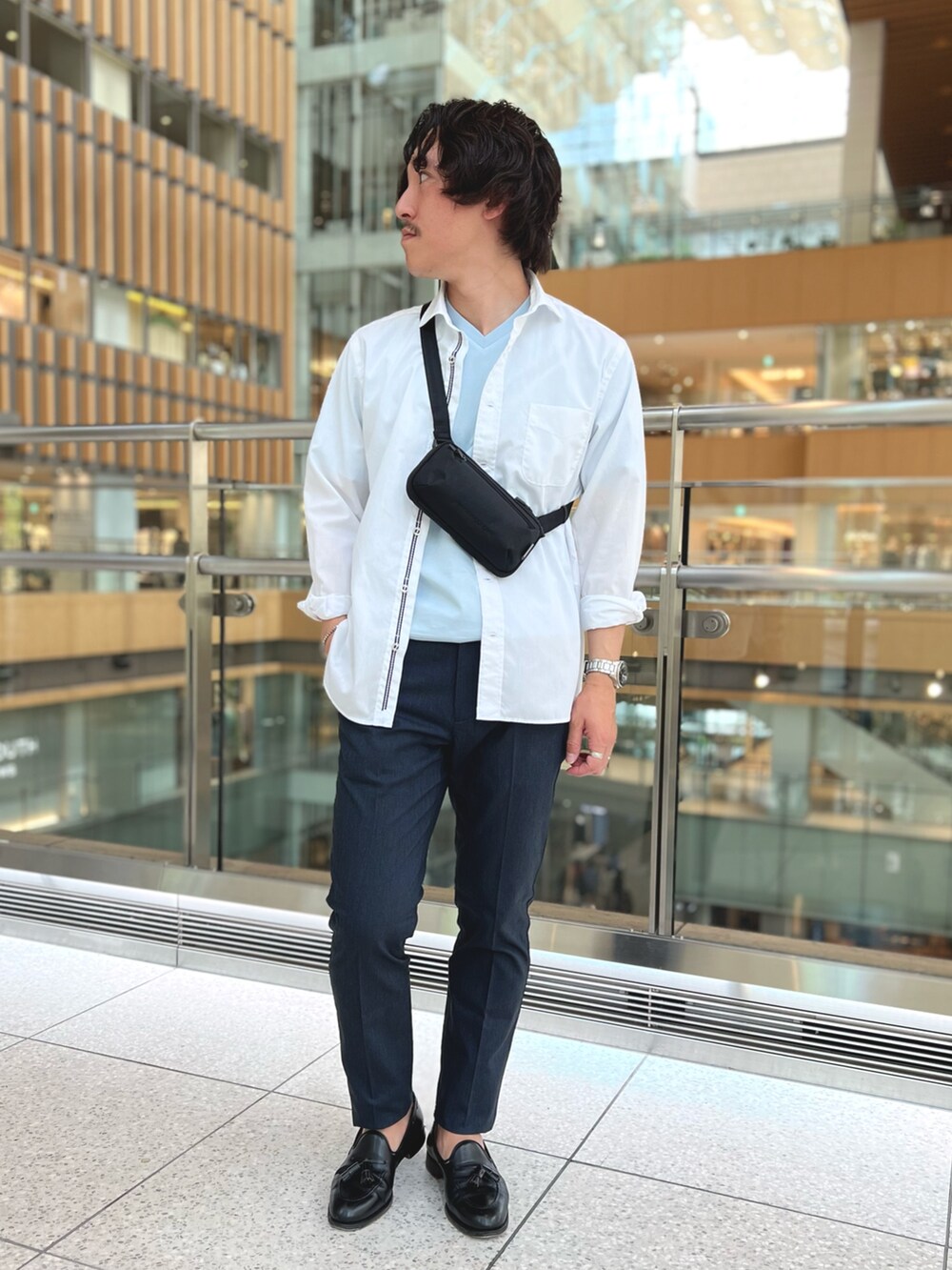 ホワイト系のシャツ/ブラウス、ブルー系のTシャツ/カットソー、ブラック系のショルダーバッグを着用したメンズの春コーディネートの5枚目の写真