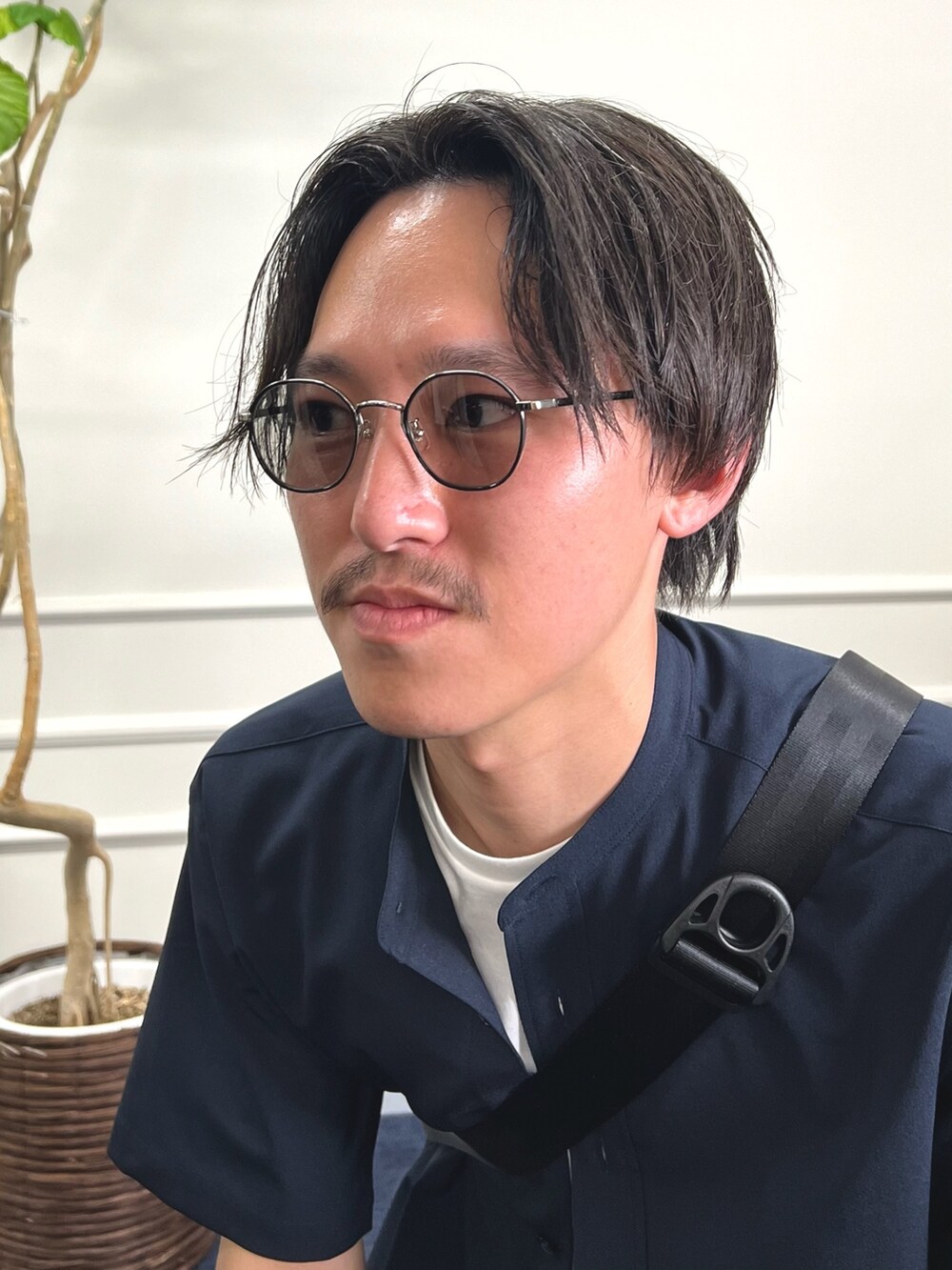 ブルー系のシャツ/ブラウス、ブルー系のショルダーバッグ、グレー系のその他パンツを着用したメンズの春コーディネートの7枚目の写真
