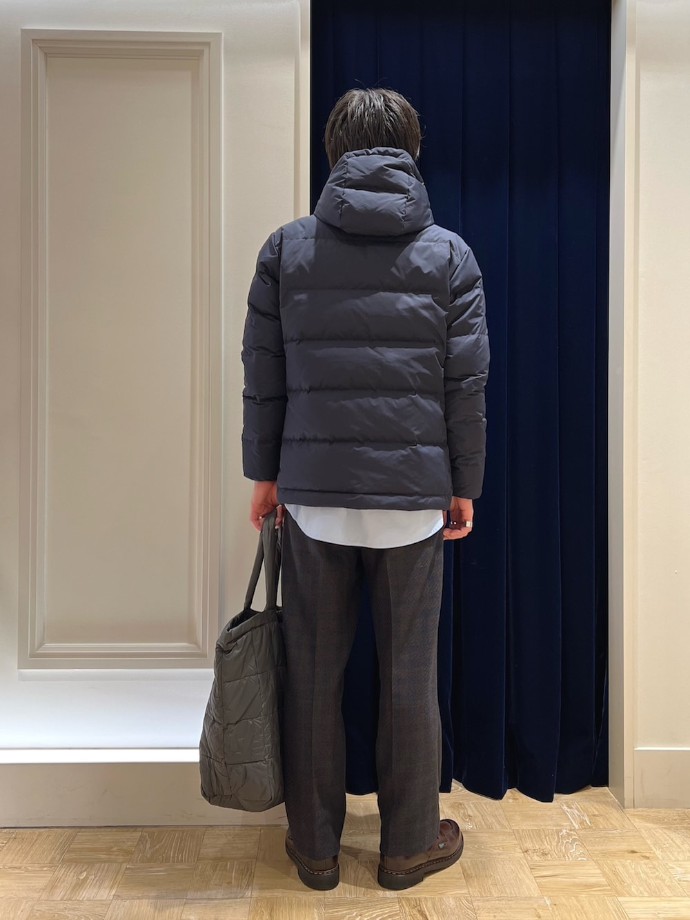 ブルー系のダウンジャケット/コート、ブルー系のシャツ/ブラウス、グレー系のトートバッグを着用したメンズの冬コーディネートの5枚目の写真