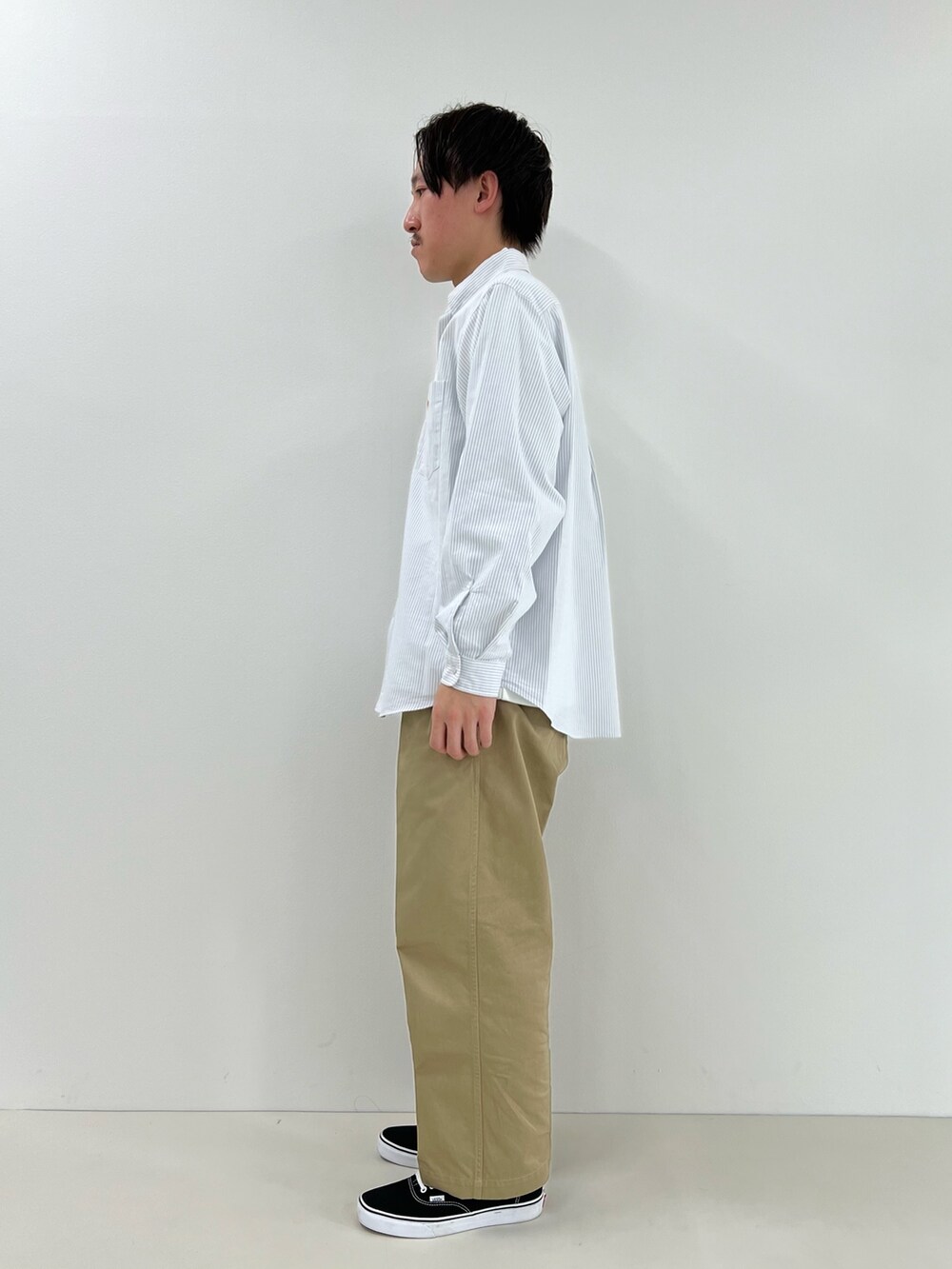 ホワイト系のシャツ/ブラウス、ホワイト系のTシャツ/カットソーを着用したメンズの春コーディネートの4枚目の写真