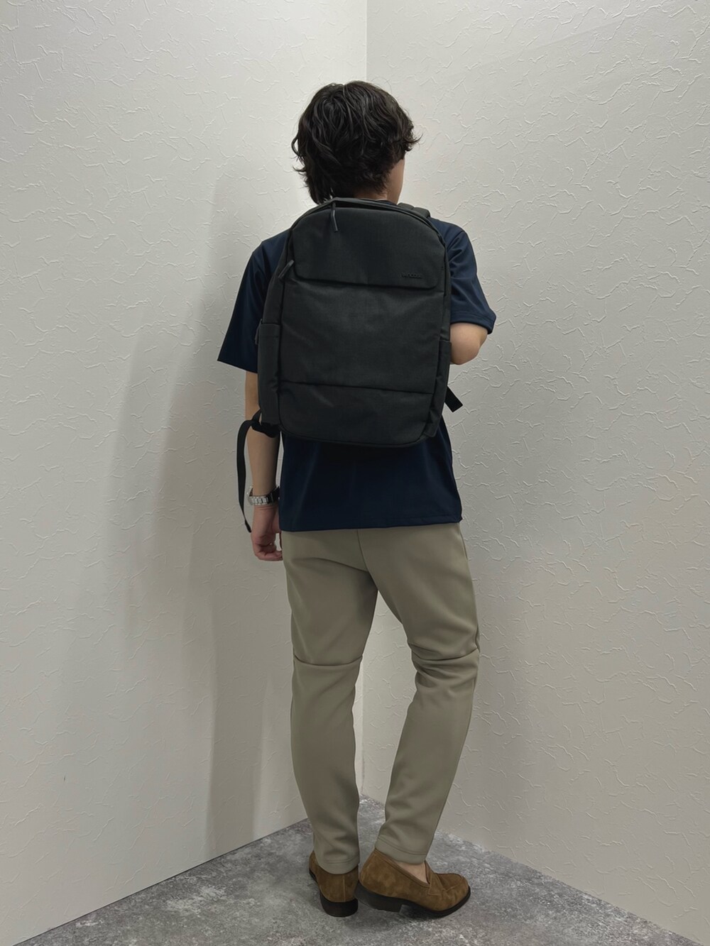 ブルー系のTシャツ/カットソー、ブラック系のバックパック/リュック、グリーン系のその他パンツを着用したメンズの春コーディネートの5枚目の写真