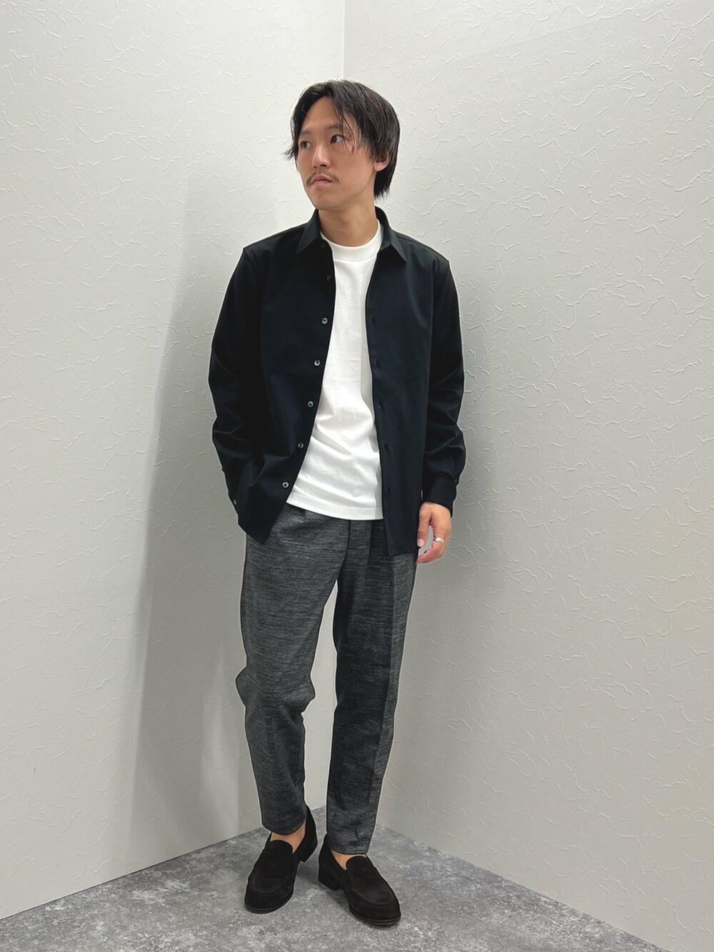 ブラック系のシャツ/ブラウス、ブルー系のその他パンツを着用したメンズの秋コーディネートの3枚目の写真