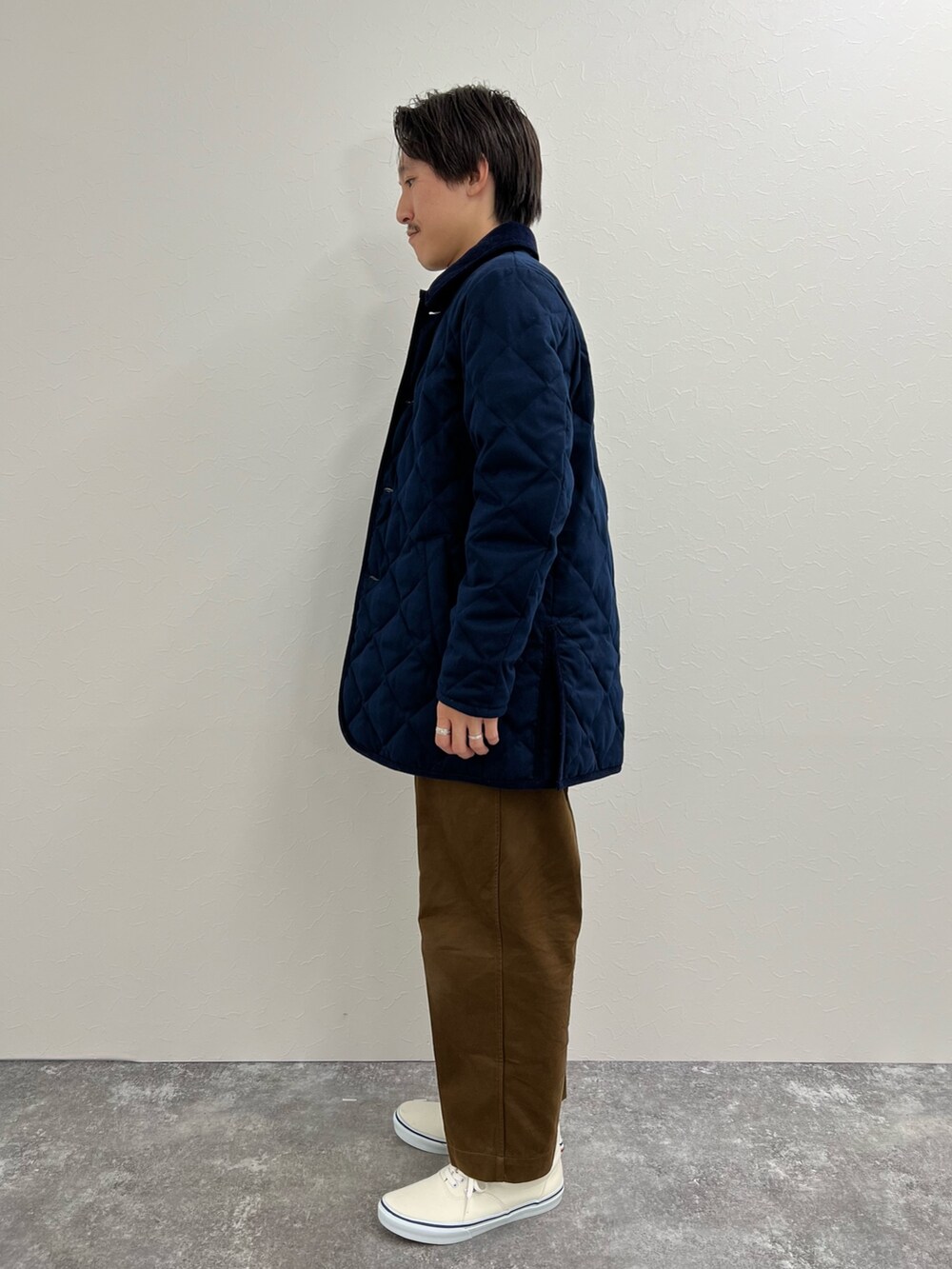 「重ね着ベストシーズン、きれいめカジュアル、ストリート、ビッグシルエット、お出かけコーデ、メンズコーデ、カジュアル、冬コーデ、ワイドパンツ、大人コーデ、TAION、キルティング、キルティングジャケット、ダウンジャケット、ダウンコーデ」｜「TAIONの【TAION/タイオン】別注キルティングジャケット LIMONTA EAST（ダウンジャケット/コート、ブルー系）」を使った、nishiokaさん（メンズ・169cm）の秋コーディネートの3枚目の写真