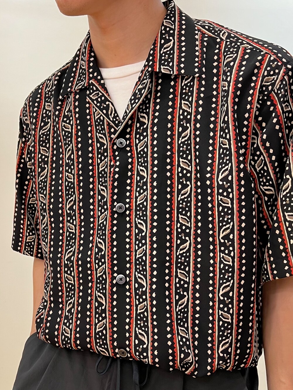 ブラック系のシャツ/ブラウス、グレー系のその他パンツを着用したメンズの夏コーディネートの2枚目の写真