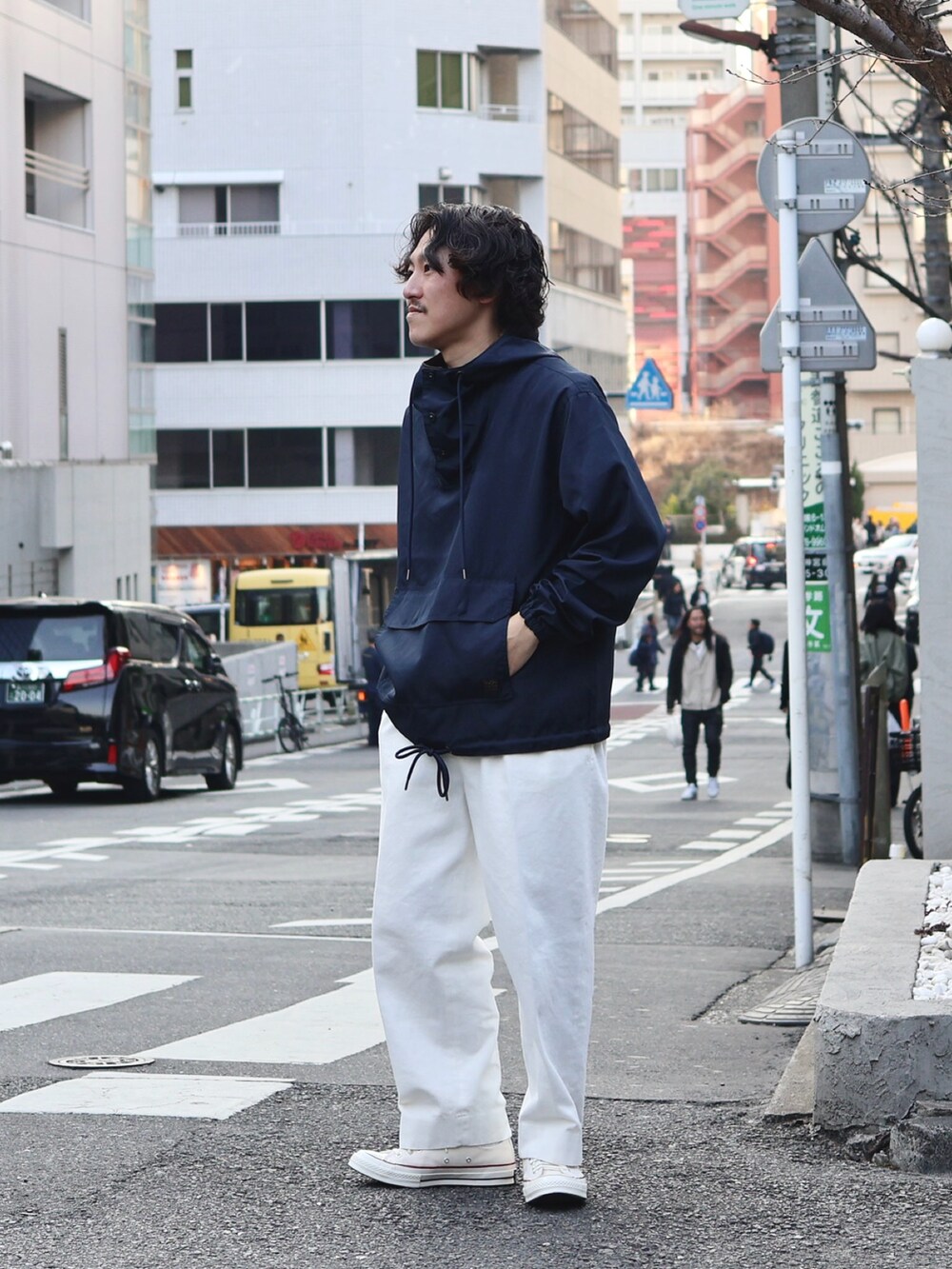 ブルー系のブルゾン、ホワイト系のデニムパンツ、ホワイト系のスニーカーを着用したメンズの春コーディネートの3枚目の写真