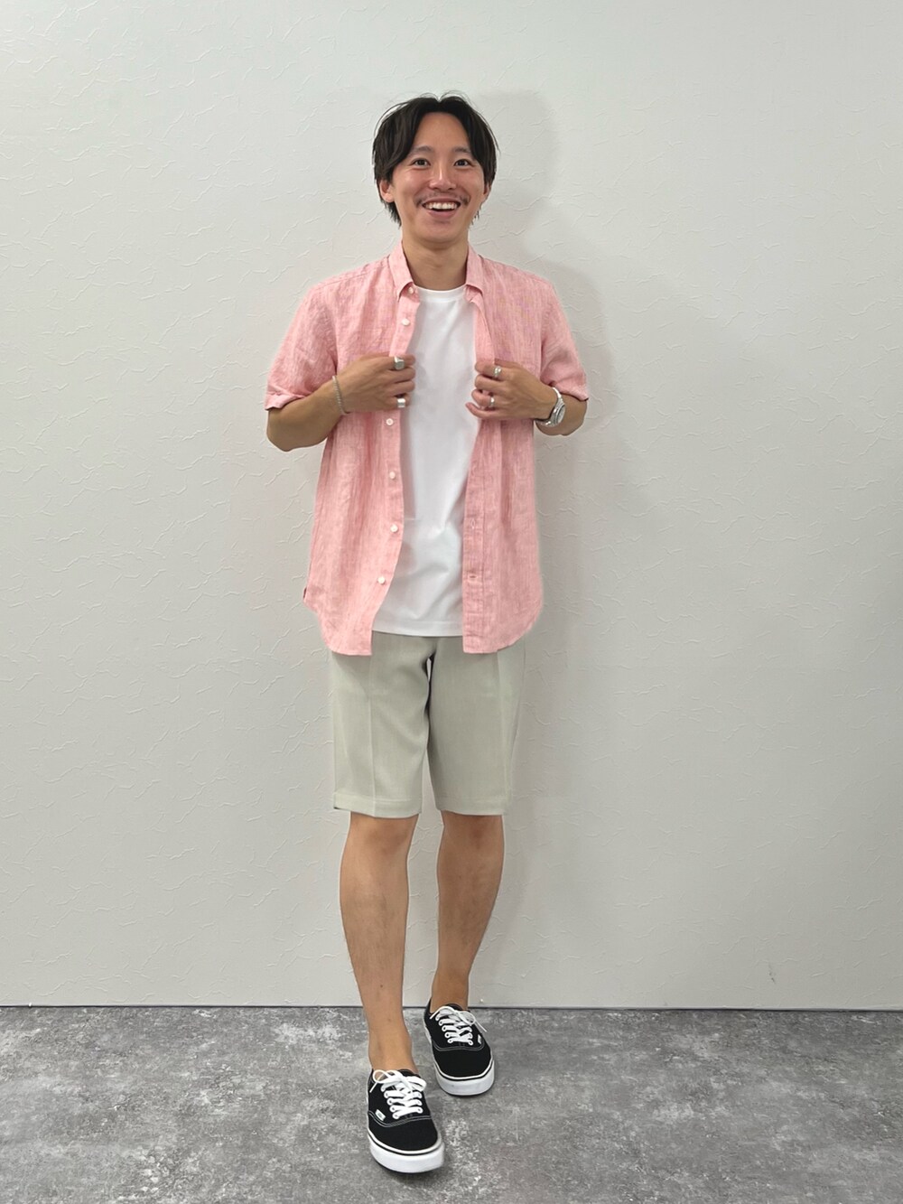 レッド系のシャツ/ブラウス、ホワイト系のTシャツ/カットソー、グレー系のその他パンツを着用したメンズの夏コーディネートの5枚目の写真