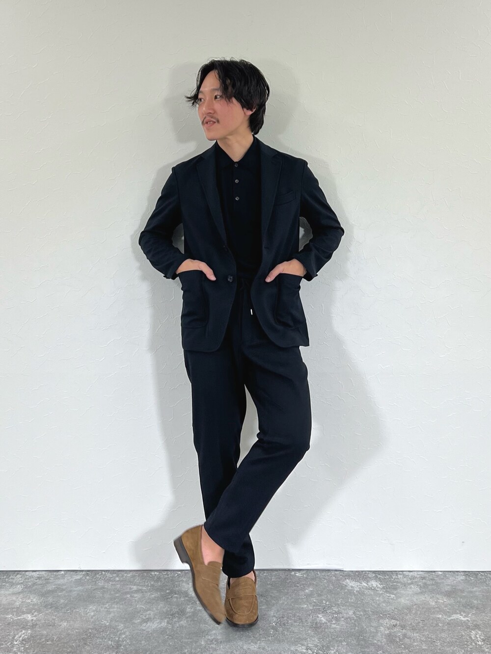 ブルー系のテーラードジャケット、ブルー系のその他パンツ、イエロー系のローファーを着用したメンズの冬コーディネートの6枚目の写真