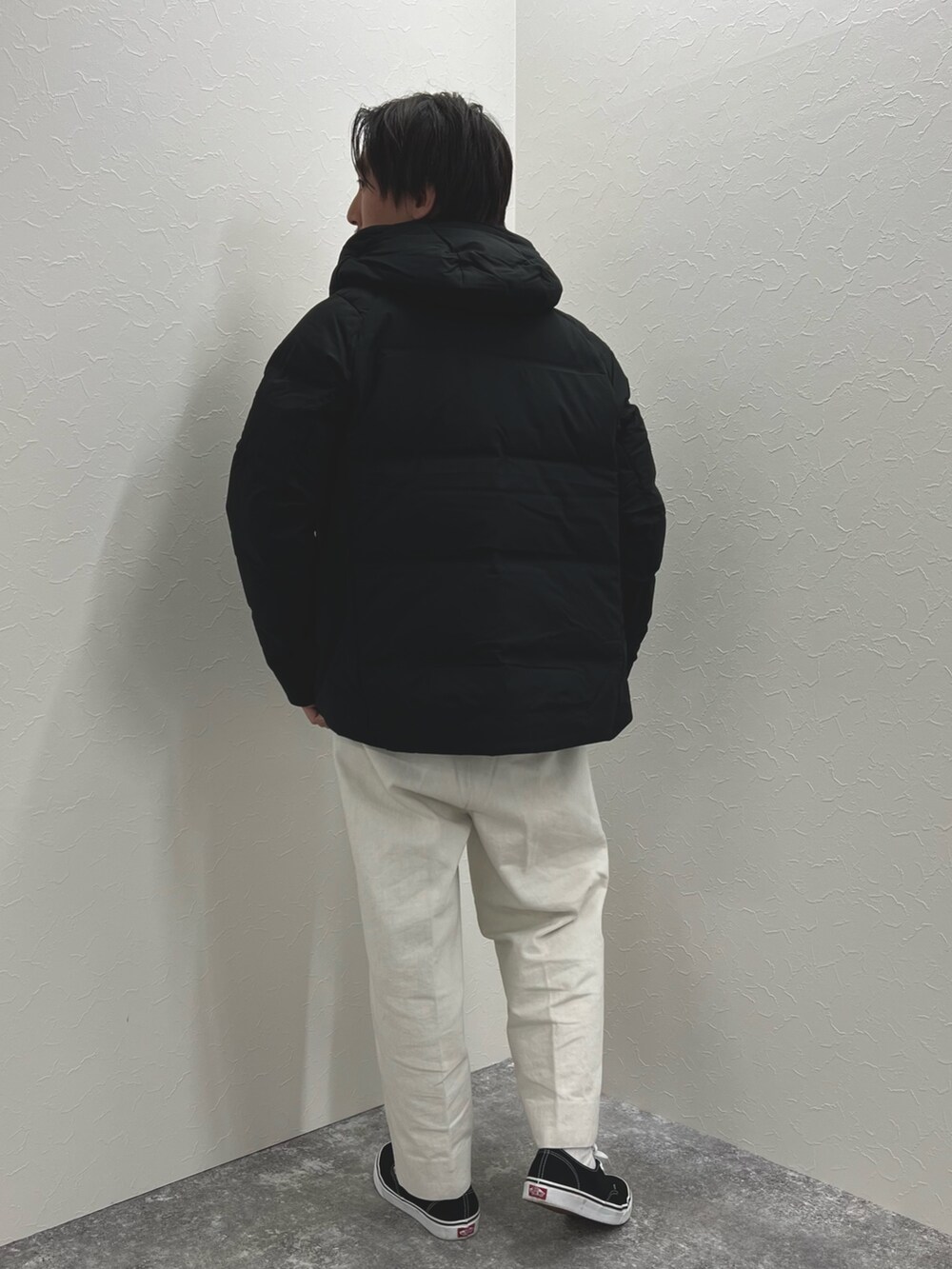 ブラック系のダウンジャケット/コート、グレー系のTシャツ/カットソーを着用したメンズの秋コーディネートの7枚目の写真