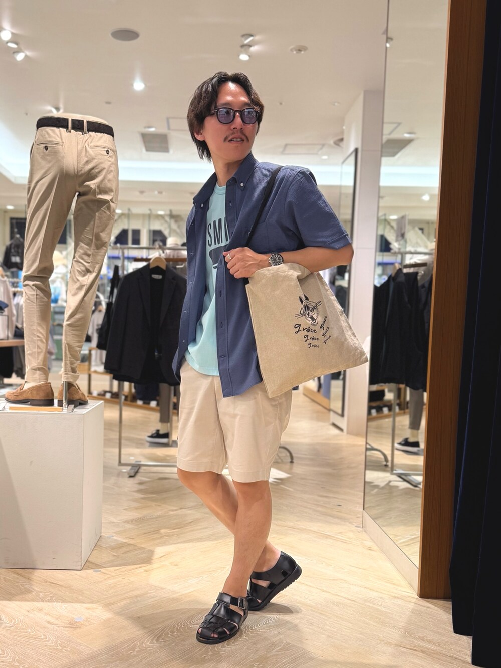 ブルー系のシャツ/ブラウス、ブルー系のTシャツ/カットソー、ホワイト系のその他パンツを着用したメンズの夏コーディネートの5枚目の写真