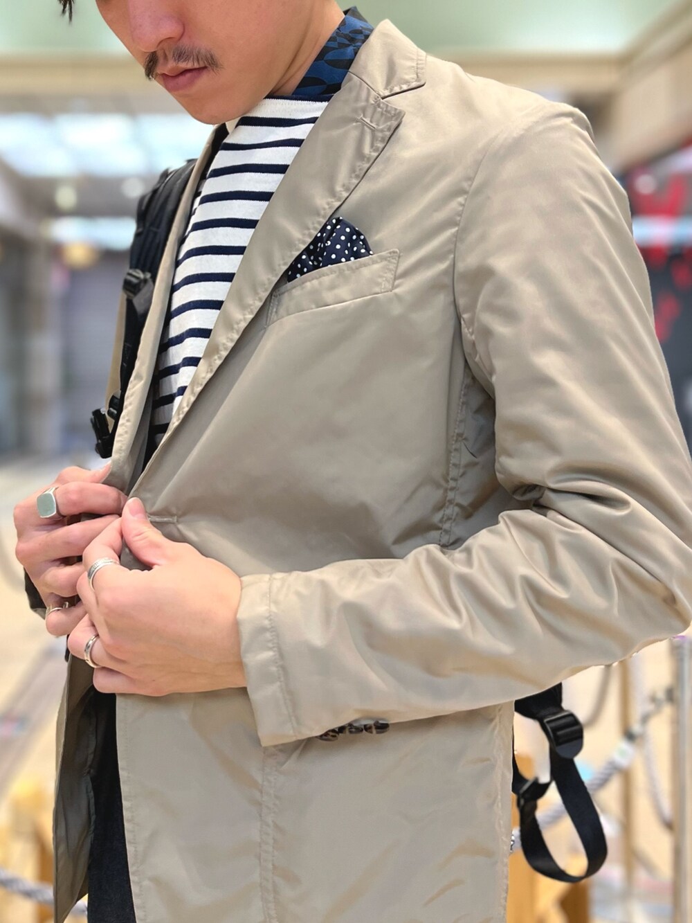 ベージュ系のテーラードジャケット、ブラック系のバックパック/リュック、ブラック系のバックパック/リュックを着用したメンズの冬コーディネートの5枚目の写真