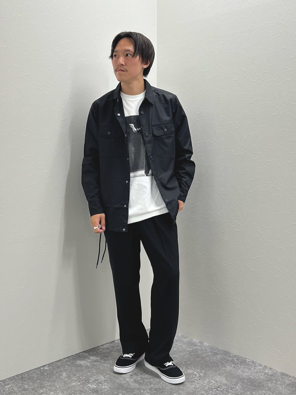 ブラック系のシャツ/ブラウス、ホワイト系のTシャツ/カットソーを着用したメンズの秋コーディネートの2枚目の写真