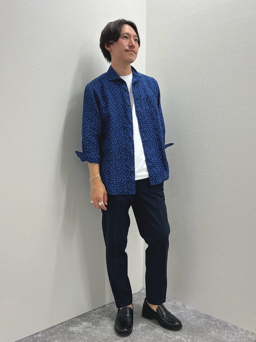 ブルー系のシャツ/ブラウス、ホワイト系のTシャツ/カットソー、ブルー系のその他パンツを着用したメンズの夏コーディネートの3枚目の写真