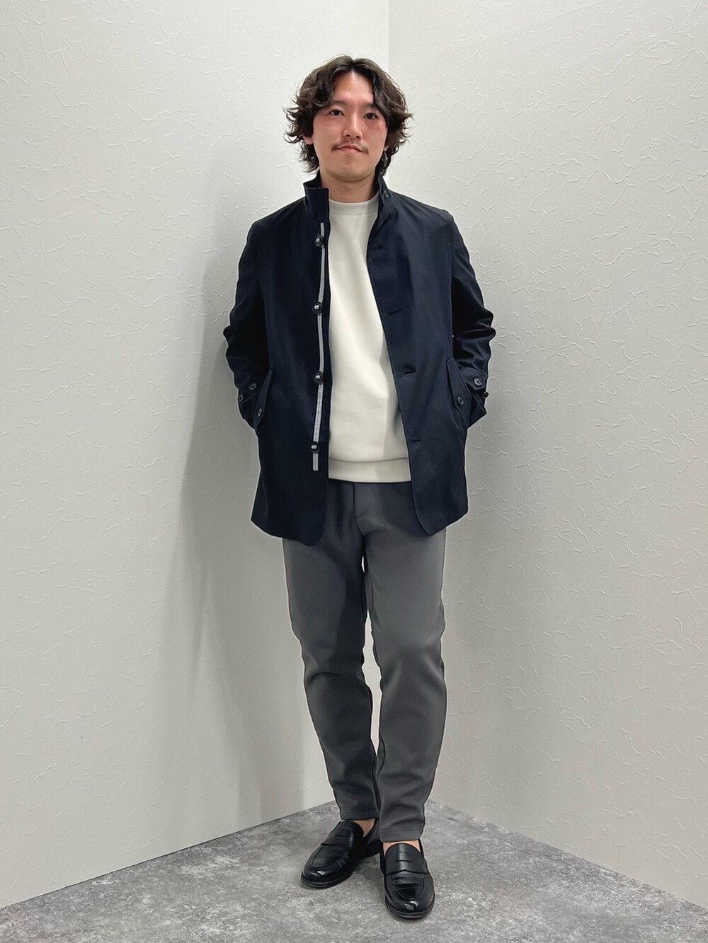 ベージュ系のスウェット、グレー系のその他パンツ、ブラック系のローファーを着用したメンズの春コーディネートの5枚目の写真