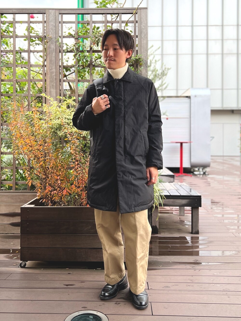 「お出かけコーデ、コート、きれいめカジュアル、タートルネック、オトナカジュアル、冬コーデ、シンプルスタイル、冬アウター、ダウンジャケット、ダウンコート、ダウン、ニット、バックパック」｜「TAIONの【TAION/タイオン】別注ダウンステンカラーコート（ダウンジャケット/コート、ブラック系）」を使った、nishiokaさん（メンズ・169cm）の冬コーディネートの2枚目の写真