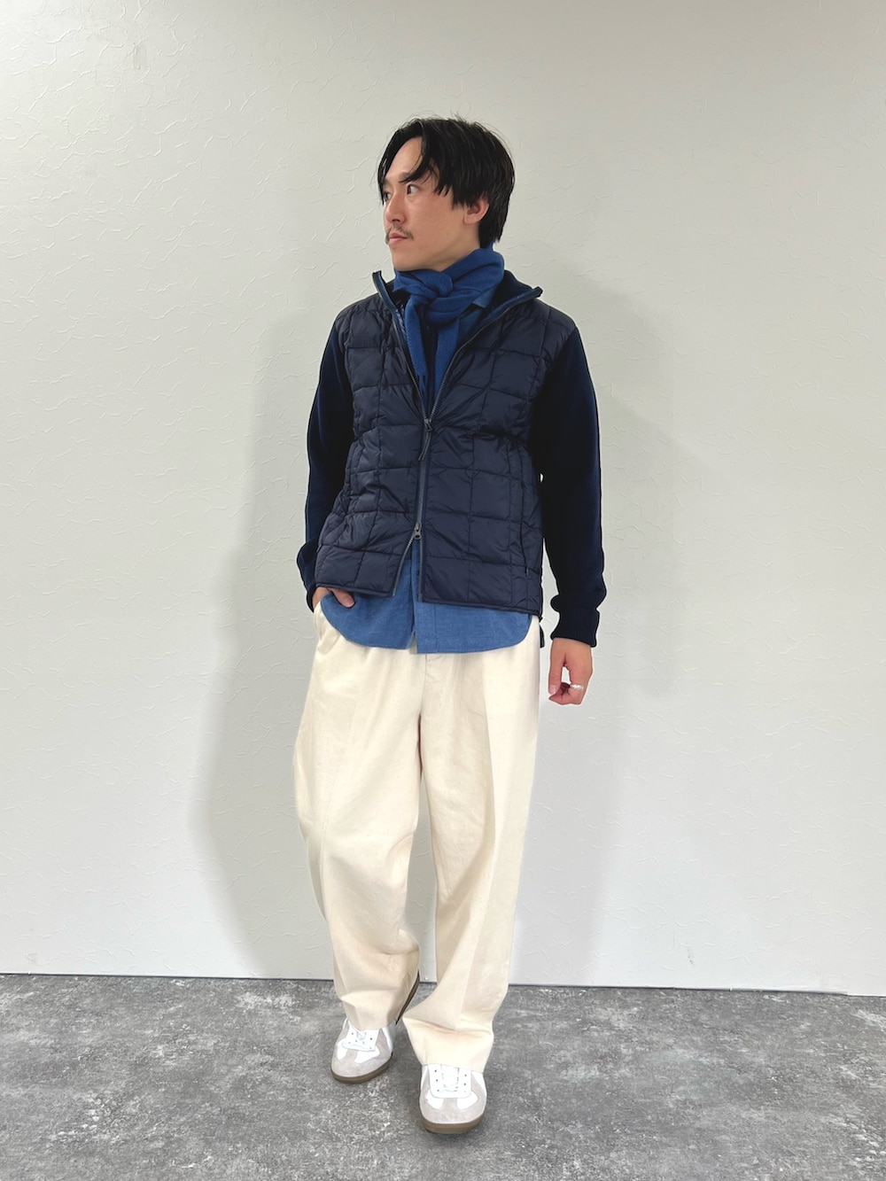 ブルー系のブルゾン、ブルー系のシャツ/ブラウス、ブルー系のマフラーを着用したメンズの冬コーディネートの2枚目の写真