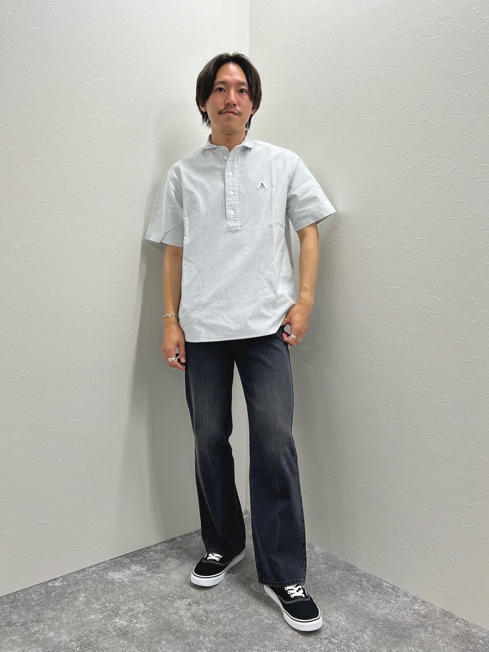 ブラック系のシャツ/ブラウス、グレー系のデニムパンツを着用したメンズの夏コーディネートの2枚目の写真