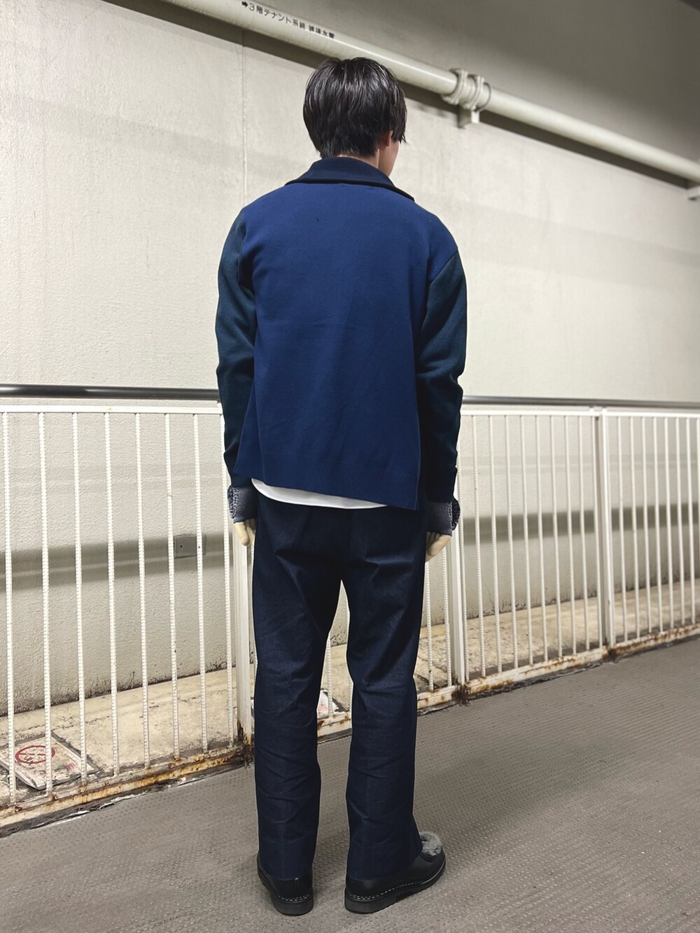 ブルー系のカーディガン/ボレロ、ブルー系のダウンベスト、ホワイト系のシャツ/ブラウスを着用したメンズの秋コーディネートの3枚目の写真