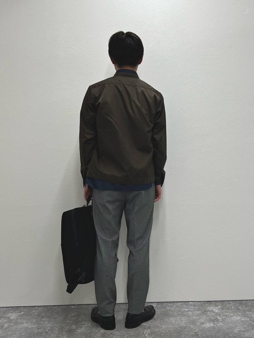 ブラウン系のシャツ/ブラウス、ブルー系のシャツ/ブラウス、グレー系のその他パンツを着用したメンズの冬コーディネートの5枚目の写真