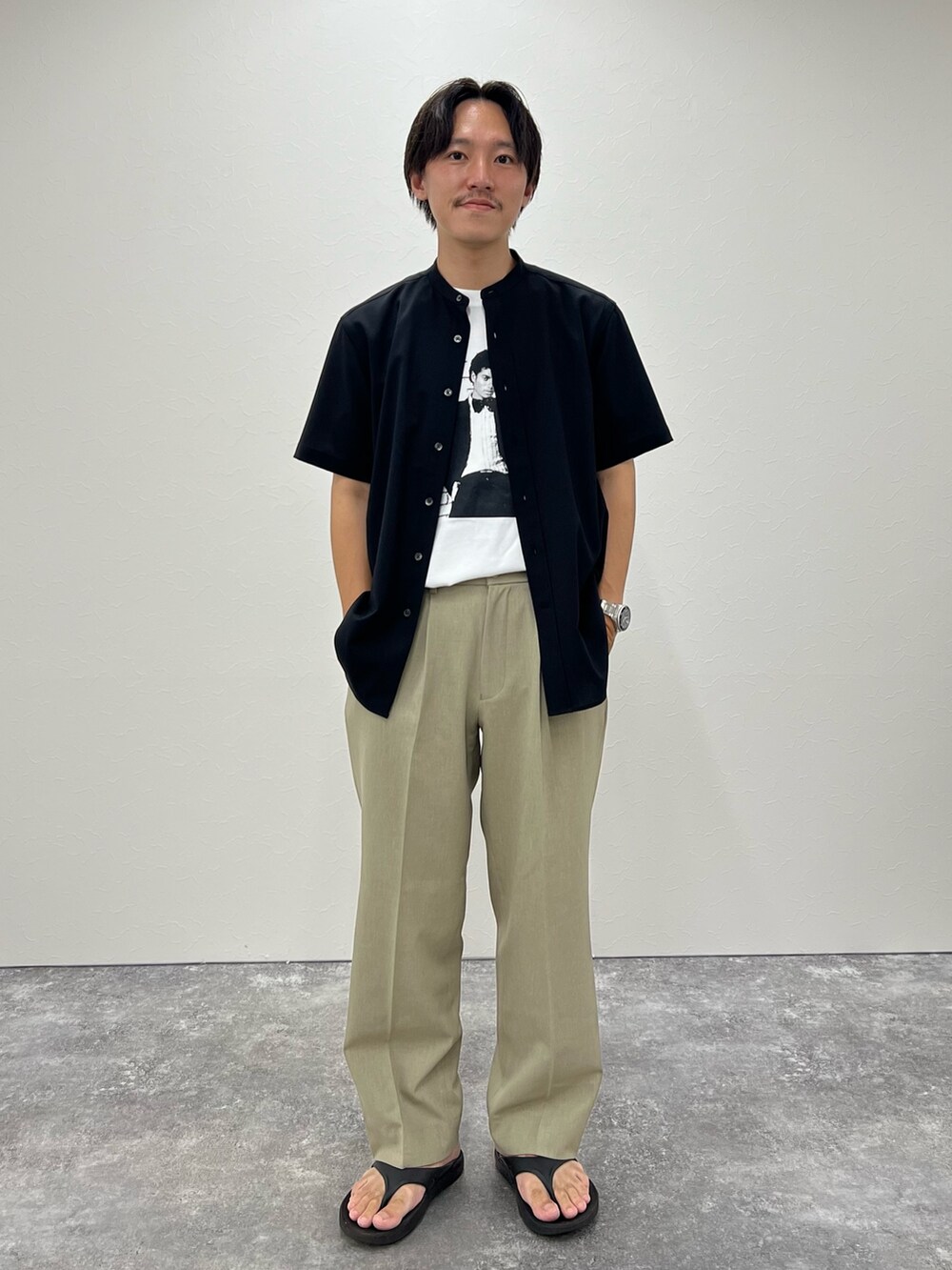 ホワイト系のTシャツ/カットソー、ブラック系のシャツ/ブラウス、ブラック系のサンダルを着用したメンズの夏コーディネートの4枚目の写真