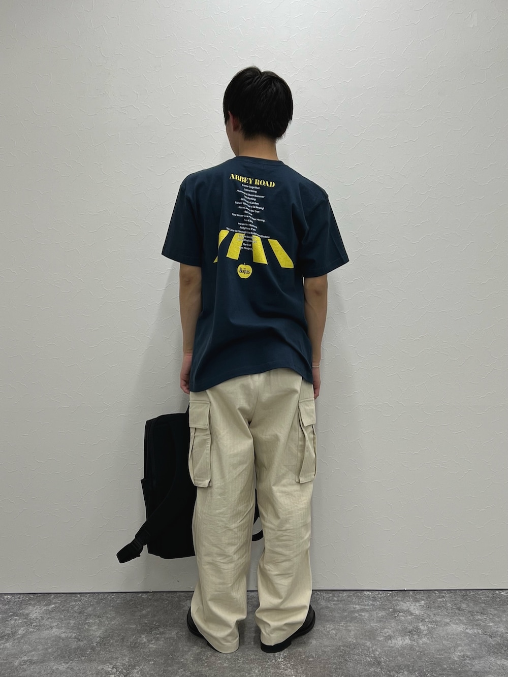 ブルー系のTシャツ/カットソー、ブラック系のバックパック/リュックを着用したメンズの冬コーディネートの5枚目の写真