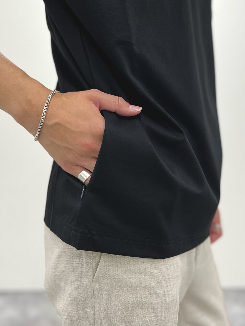 イエロー系のカーディガン/ボレロ、ブラック系のTシャツ/カットソー、ホワイト系のその他パンツを着用したメンズの夏コーディネートの9枚目の写真