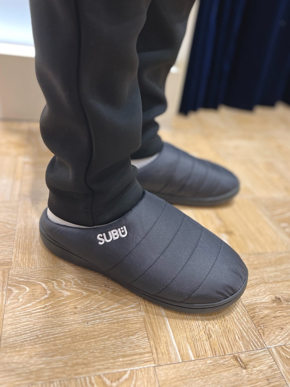 グリーン系のダウンジャケット/コート、ブルー系のシャツ/ブラウス、ブラック系のその他パンツを着用したメンズの秋コーディネートの9枚目の写真