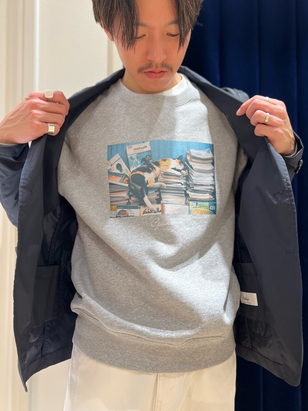 グレー系のスウェット、ブルー系のテーラードジャケット、ホワイト系のデニムパンツを着用したメンズの冬コーディネートの5枚目の写真