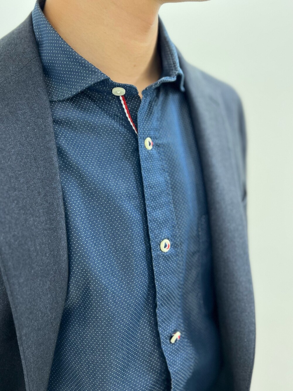 ブルー系のテーラードジャケット、ブルー系のその他パンツ、ブルー系のトートバッグを着用したメンズの秋コーディネートの5枚目の写真