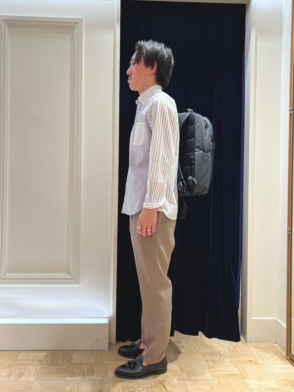 ホワイト系のシャツ/ブラウス、ベージュ系のその他パンツ、ブラック系のバックパック/リュックを着用したメンズの冬コーディネートの3枚目の写真