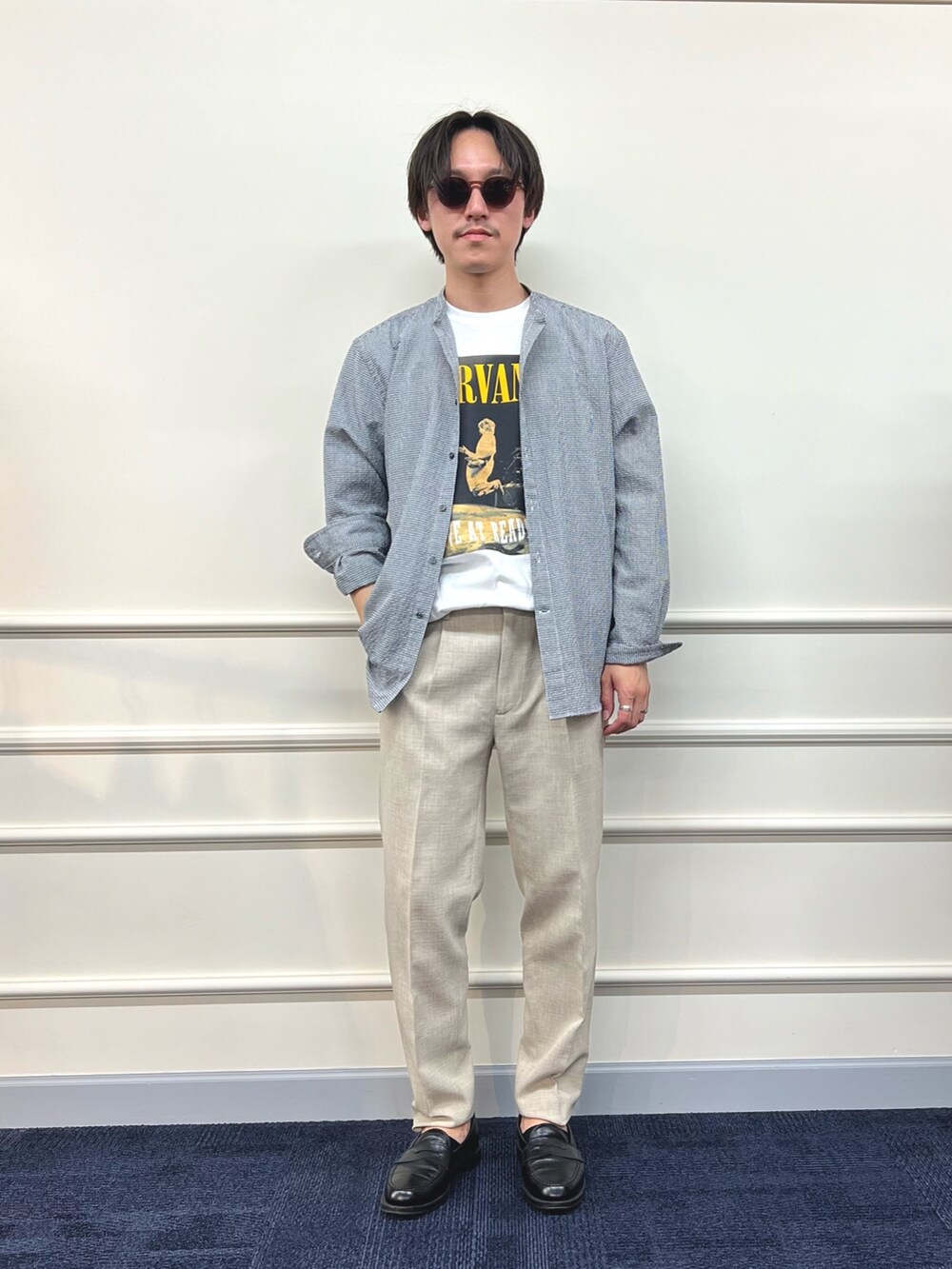 ブラック系のシャツ/ブラウス、ホワイト系のTシャツ/カットソー、ホワイト系のその他パンツを着用したメンズの春コーディネートの2枚目の写真