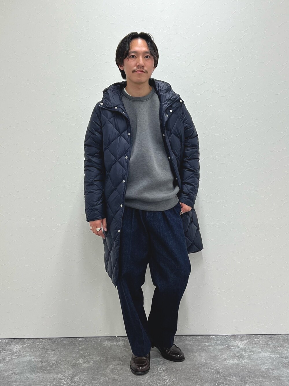 ブルー系のダウンジャケット/コート、ブルー系のデニムパンツ、グレー系のスウェットを着用したメンズの冬コーディネートの3枚目の写真