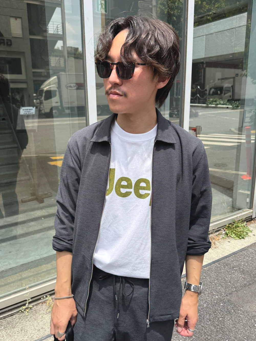 「レイヤードスタイル、サンダル、白Tシャツ、セットアップ、きれいめカジュアル、Tシャツ、夏コーデ、オトナカジュアル、休日スタイル、カジュアル、カジュアルコーデ、夏、サングラス、ショルダーバッグ、プリントT」|「NOLLEY’Sの【Primeflex】《速乾/ストレッチ》ジップシャツブルゾン 25SS(ブルゾン、グレー系)」を使った、nishiokaさん(メンズ・169cm)の夏コーディネートの6枚目の写真