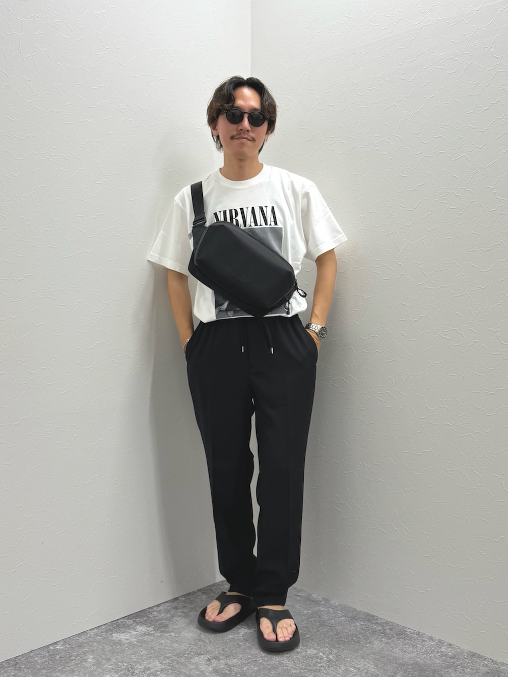「サンダル、夏コーデ、白Tシャツ、サングラス、Tシャツ、ショルダーバッグ、ブラックコーデ、カジュアルコーデ、夏、お出かけコーデ、シンプルコーデ、モノトーン、モノトーンコーデ」|「GOOD ROCK SPEEDの【GOOD ROCK SPEED】別注 NIRVANA / ニルヴァーナ プリントTシャツ(Tシャツ/カットソー、ホワイト系)」を使った、nishiokaさん(メンズ・169cm)の夏コーディネートの4枚目の写真