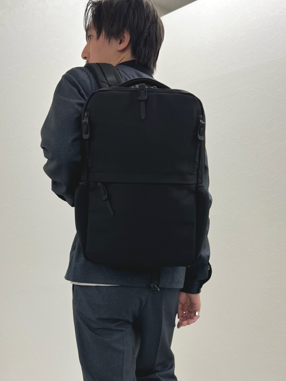 グレー系のブルゾン、グレー系のTシャツ/カットソー、グレー系のその他パンツを着用したメンズの秋コーディネートの7枚目の写真