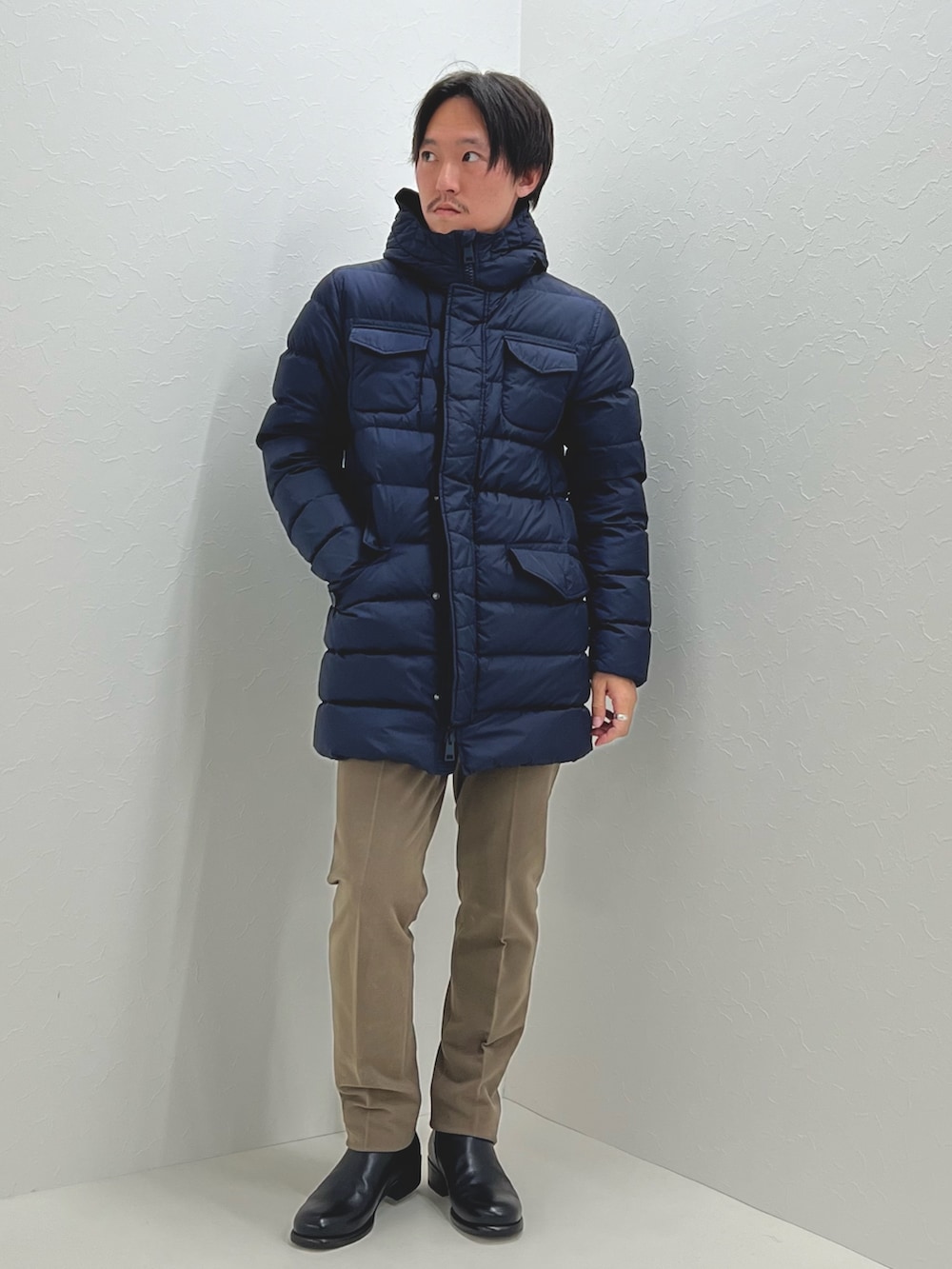 ブルー系のダウンジャケット/コート、グレー系のシャツ/ブラウス、ベージュ系のその他パンツを着用したメンズの秋コーディネートの3枚目の写真