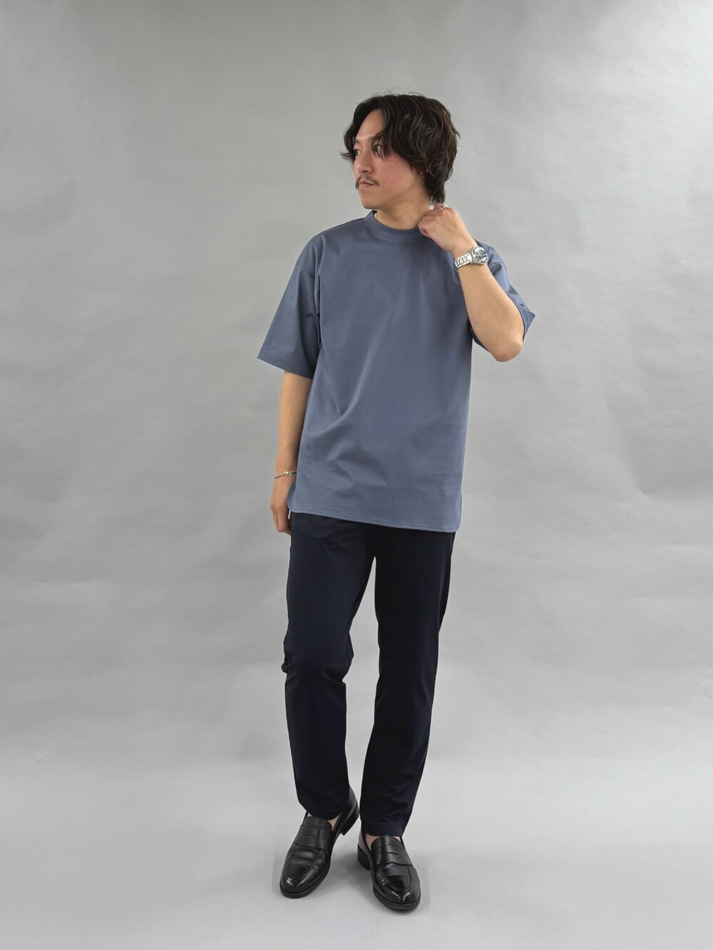 ブルー系のTシャツ/カットソー、ブラック系のローファーを着用したメンズの春コーディネートの4枚目の写真