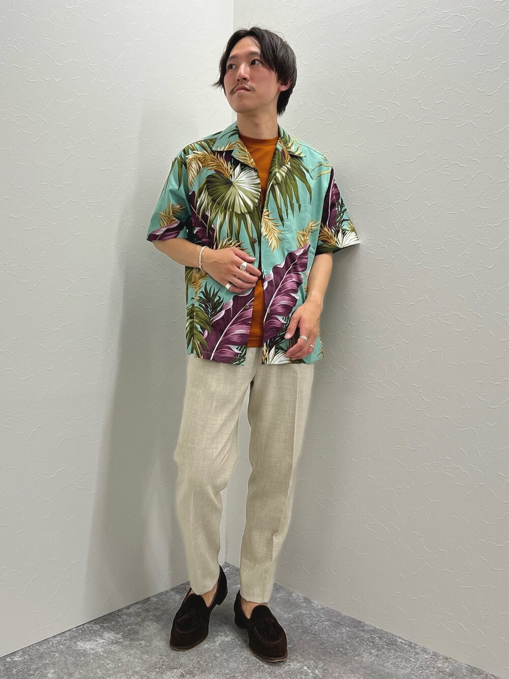 グリーン系のシャツ/ブラウス、オレンジ系のTシャツ/カットソー、ホワイト系のその他パンツを着用したメンズの夏コーディネートの2枚目の写真