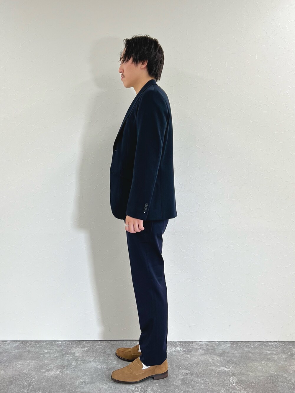 ブルー系のその他パンツ、ベージュ系のニット/セーター、ブルー系のテーラードジャケットを着用したメンズの秋コーディネートの4枚目の写真