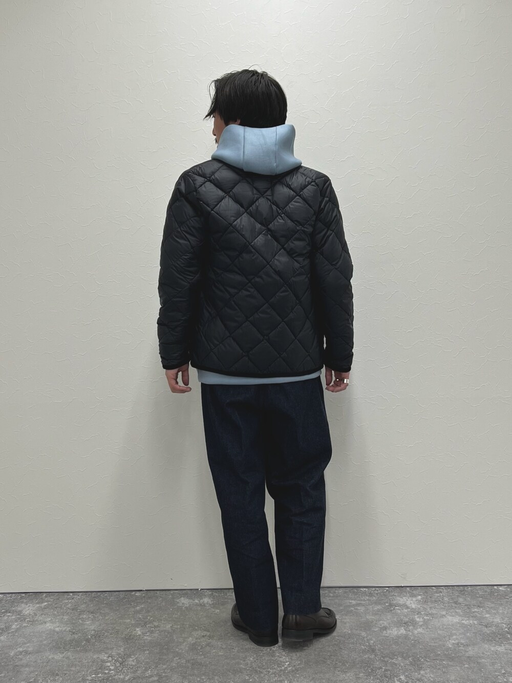 ブルー系のパーカー、ブルー系のデニムパンツ、ブルー系のダウンジャケット/コートを着用したメンズの冬コーディネートの5枚目の写真