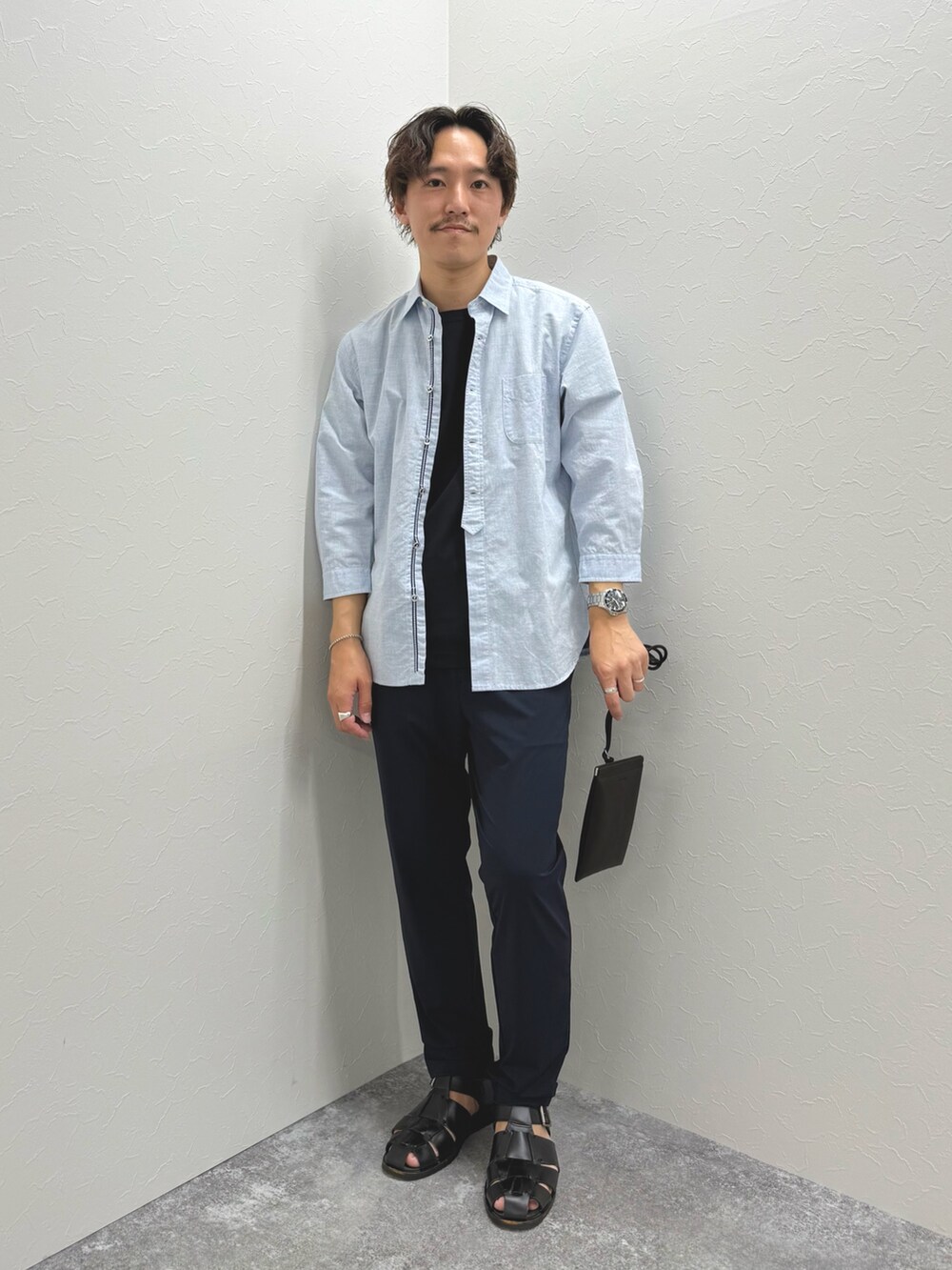 ブルー系のシャツ/ブラウス、ブルー系のTシャツ/カットソー、ブルー系のその他パンツを着用したメンズの春コーディネートの5枚目の写真