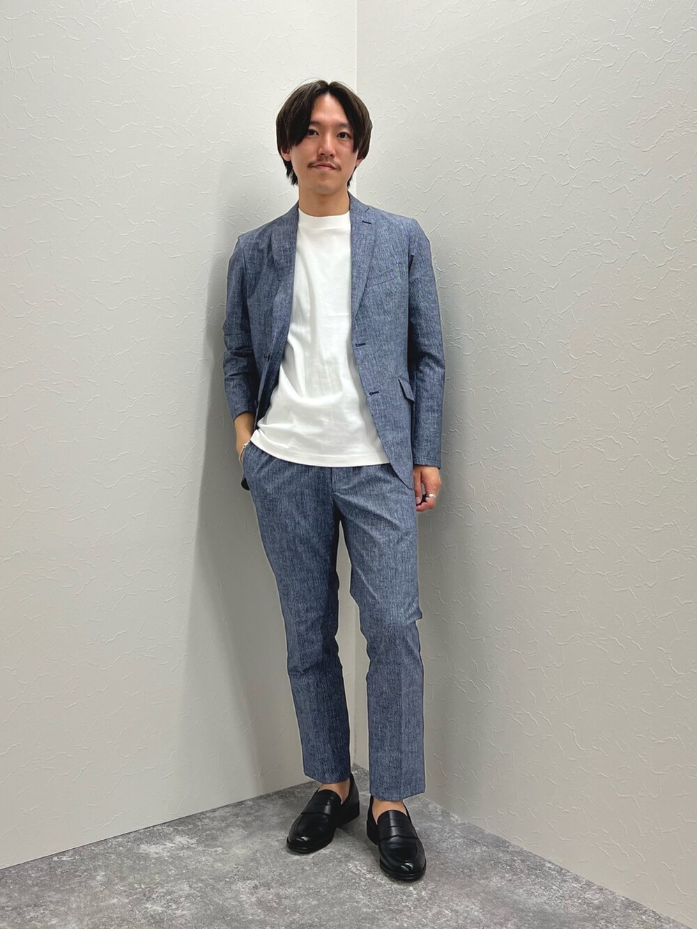 「お出かけコーデ、レイヤードスタイル、きれいめカジュアル、淡色コーデ、春夏コーデ、シンプルコーデ、セットアップ、夏コーデ、春コーデ、ジャケット、メンズファッション、大人カジュアル、革靴、ローファー、Tシャツ」｜「NOLLEY’Sの《ビジカジ / セットアップ対応》COOLDOTS / クールドッツ イージーパンツ（その他パンツ、ブルー系）」を使った、nishiokaさん（メンズ・169cm）の春コーディネートの3枚目の写真