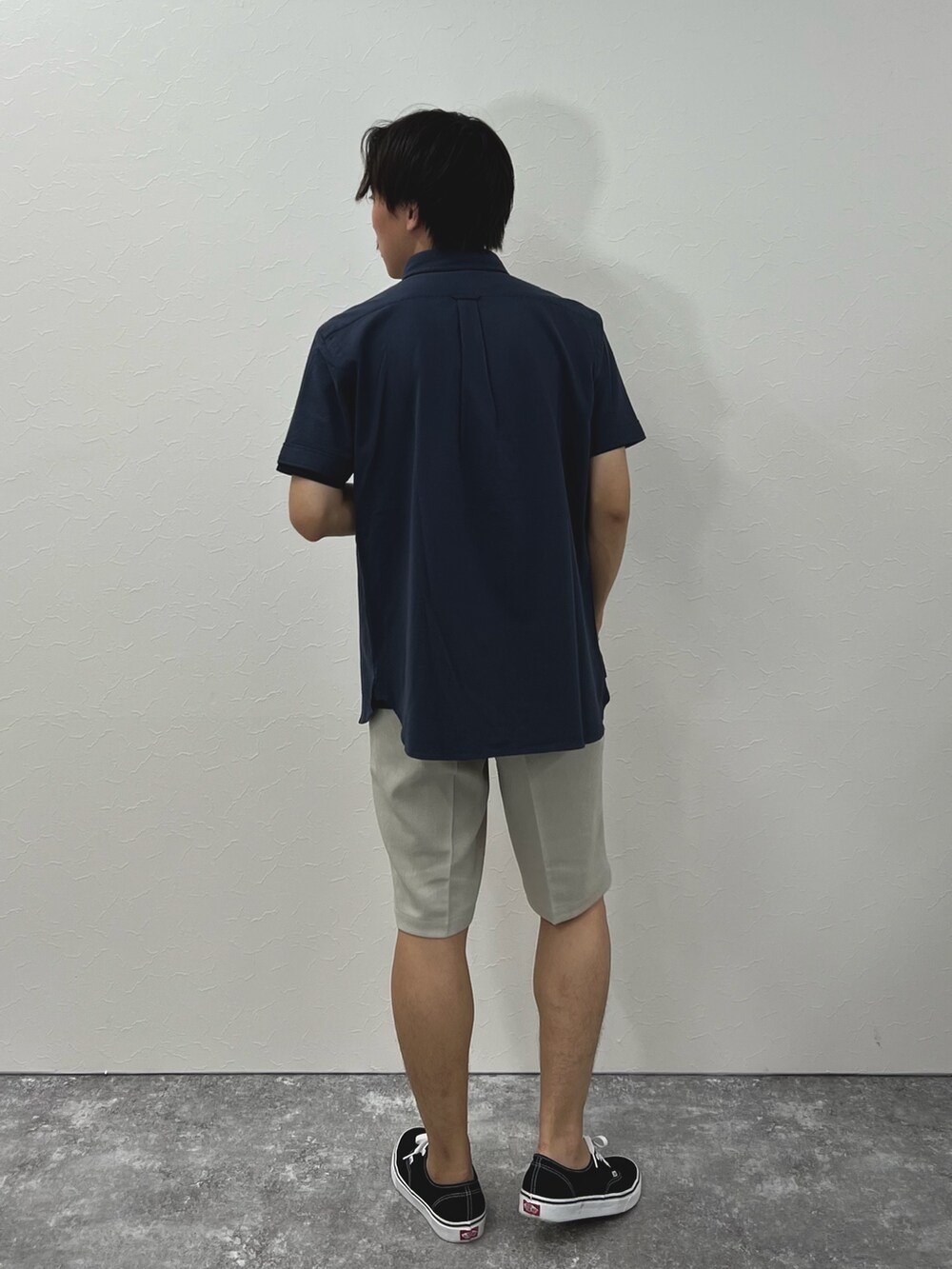 ブラック系のTシャツ/カットソー、グレー系のその他パンツ、ブラック系のスニーカーを着用したメンズの夏コーディネートの6枚目の写真
