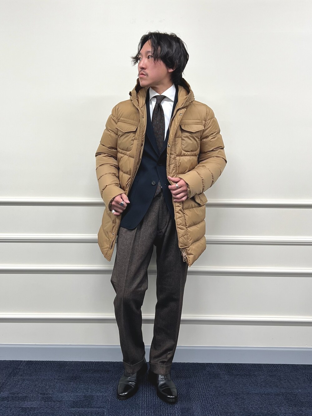 イエロー系のダウンジャケット/コート、ホワイト系のシャツ/ブラウス、ブルー系のテーラードジャケットを着用したメンズの冬コーディネートの4枚目の写真