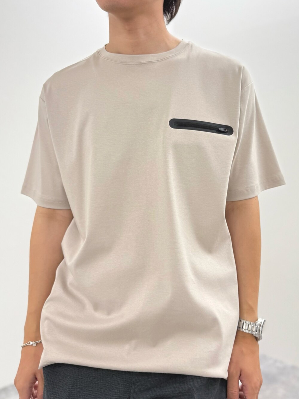 ベージュ系のTシャツ/カットソー、グレー系のその他パンツ、ブラック系のサンダルを着用したメンズの夏コーディネートの6枚目の写真