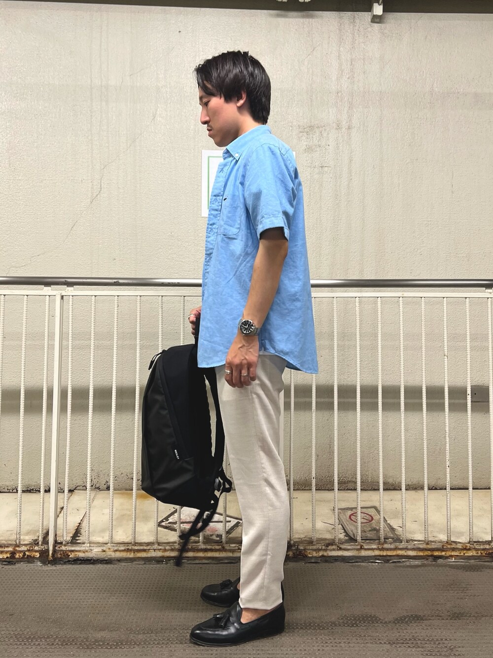 ブルー系のシャツ/ブラウス、ホワイト系のTシャツ/カットソー、ホワイト系のその他パンツを着用したメンズの夏コーディネートの3枚目の写真
