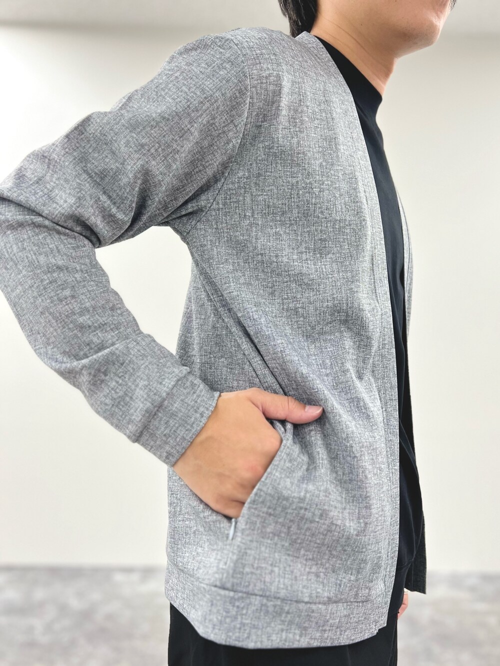 グレー系のカーディガン/ボレロ、ブラック系のTシャツ/カットソー、ブラック系のその他パンツを着用したメンズの夏コーディネートの7枚目の写真