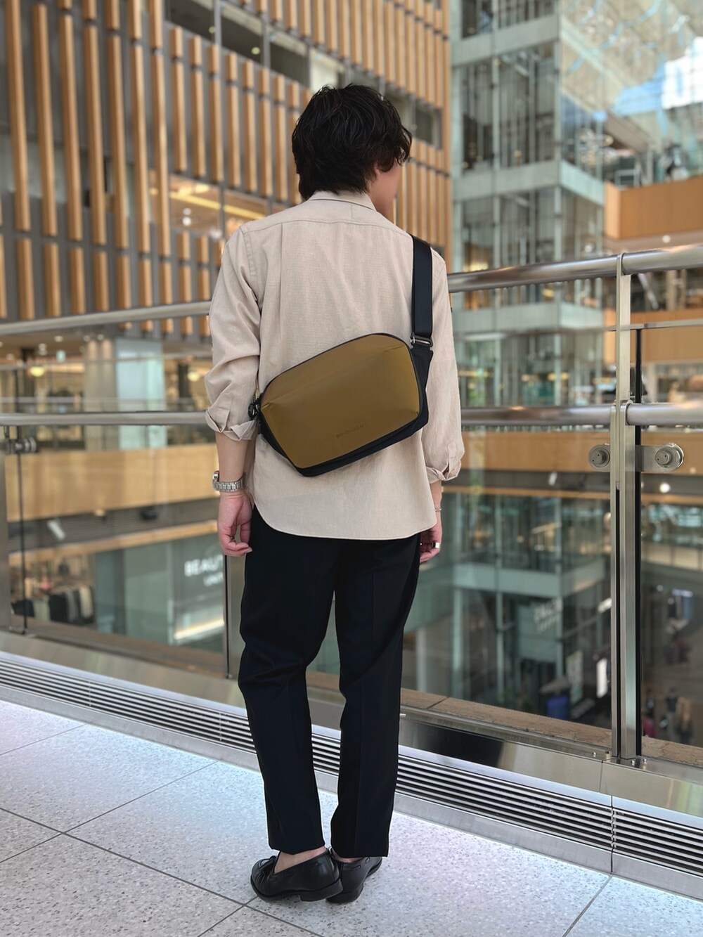 ベージュ系のシャツ/ブラウス、ホワイト系のTシャツ/カットソー、ブラック系のスラックスを着用したメンズの春コーディネートの8枚目の写真