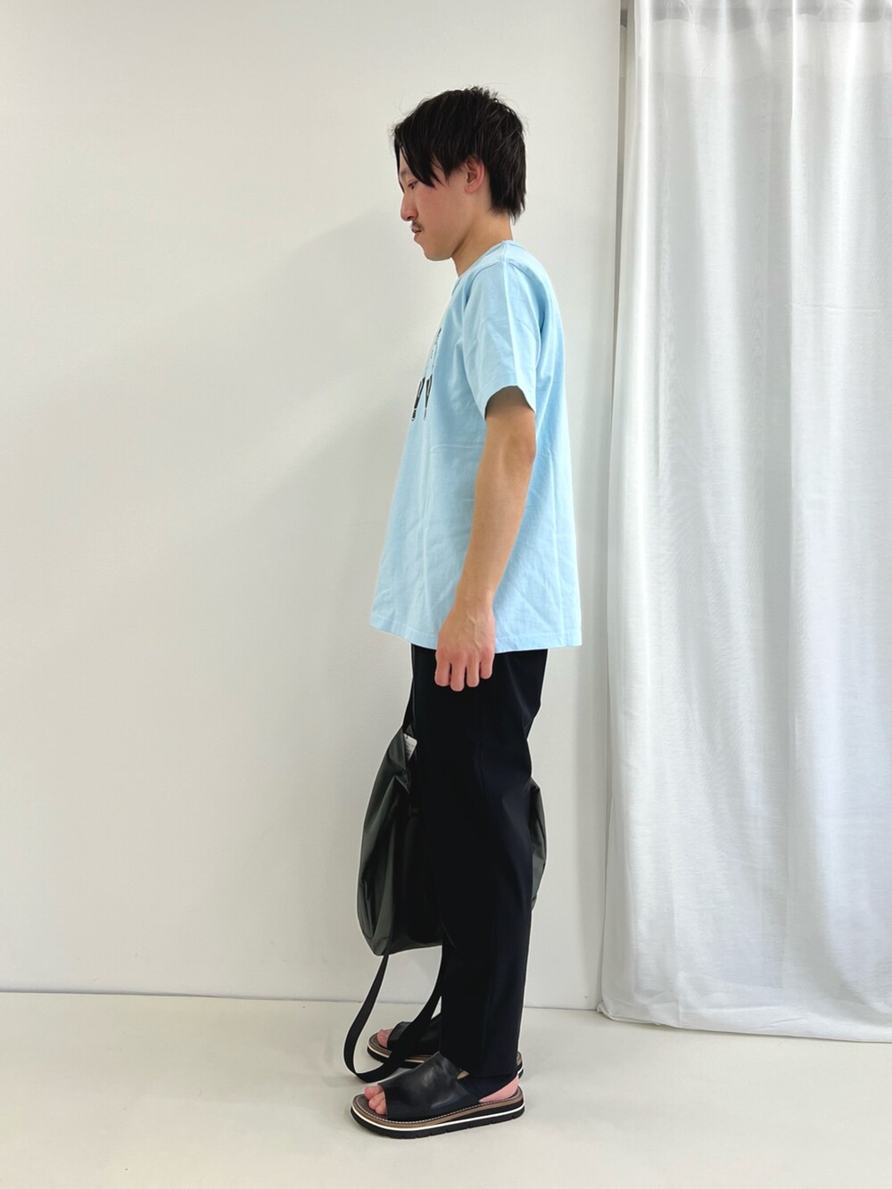 ブルー系のTシャツ/カットソー、ブラック系のその他パンツ、グレー系のトートバッグを着用したメンズの春コーディネートの3枚目の写真